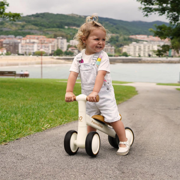 Le vélo d'équilibre / marcheur pour bébés de FabricBike Nous présentons le vélo d'équilibre FabricBike Walker, conçu pour offrir sécurité et confort aux tout-petits.