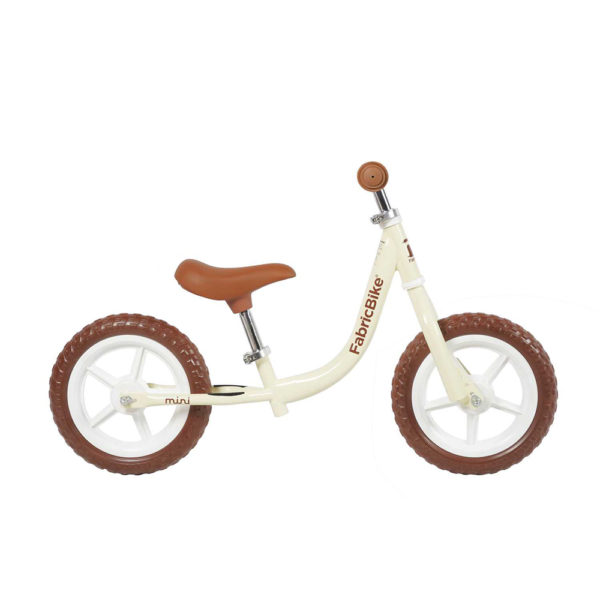 Le vélo sans pédale de FabricBike Découvrez le vélo sans pédale FabricBike MINI, conçu pour le plaisir et la sécurité, il est parfait pour que vos enfants apprennent à s'équilibrer et à coordonner leurs mouvements. Léger et résistant, il convient aux enfants de 2 à 5 ans. Sa structure ergonomique, son guidon et sa selle réglables lui assurent une grande longévité et ses roues surélevées lui permettent d'évoluer sur tous les types de terrain en Nouvelle calédonie.