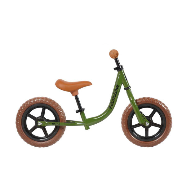 Le vélo sans pédale de FabricBike Découvrez le vélo sans pédale FabricBike MINI, conçu pour le plaisir et la sécurité, il est parfait pour que vos enfants apprennent à s'équilibrer et à coordonner leurs mouvements. Léger et résistant, il convient aux enfants de 2 à 5 ans. Sa structure ergonomique, son guidon et sa selle réglables lui assurent une grande longévité et ses roues surélevées lui permettent d'évoluer sur tous les types de terrain en nouvelle calédonie