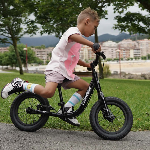 Le vélo d'équilibre / marcheur pour bébés de FabricBike Nous présentons le vélo d'équilibre FabricBike Walker, conçu pour offrir sécurité et confort aux tout-petits.