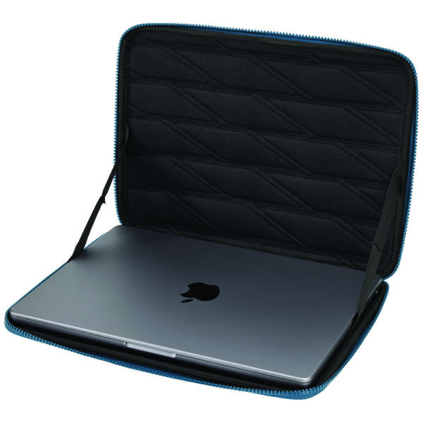 Un compartiment moulé et élégant pour ranger un MacBook Pro® 14", MacBook Pro® 13", MacBook Air® 13" ou tout ordinateur portable jusqu'à 12,31 x 8,71 po. La protection sur les bords et extérieure rigide est conçue pour protéger votre appareil tandis que la conception à coque rigide permet d'utiliser votre appareil dès qu'il est retiré de sa housse.