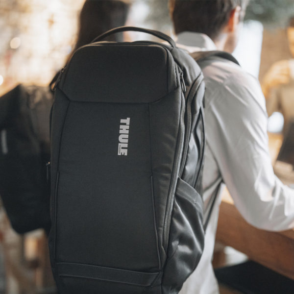 Un sac à dos de voyage écologique et robuste qui inclut une grande ouverture en forme de U pour charger et décharger plus facilement. bagage calédonie, nouméa. sac a dos informatique