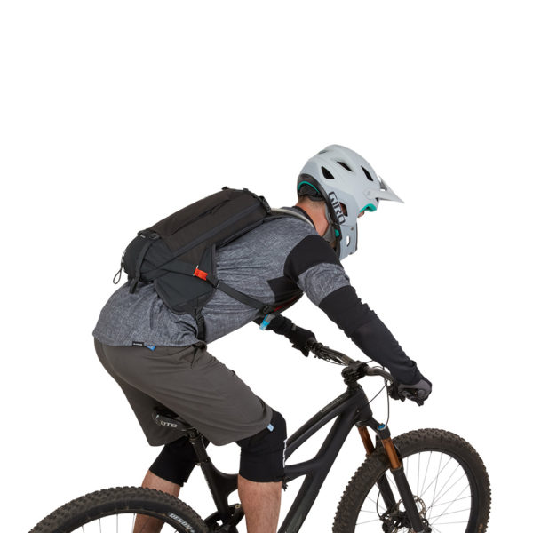 Thule Rail 8L est un sac d’hydratation avec montage sécurisé pour éliminer les mouvements sur les terrains difficiles et lors des courses d’enduro. Vélo nouvelle calédonie, Accessoires THULE VTT PRO