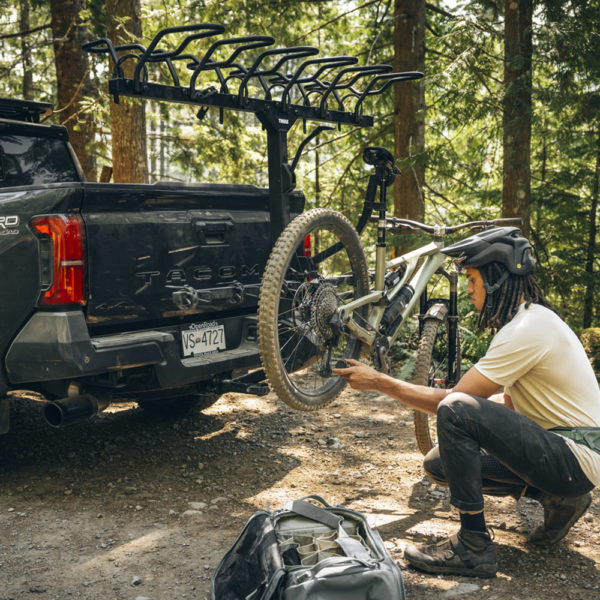 Préparez-vous ensemble, arrivez au sentier plus rapidement Capacité augmentée Le support pour vélos Thule ReVert transforme votre véhicule en un transporteur de vélos de grande capacité. En chargeant les vélos verticalement, vous maximisez le nombre de vélos par trajet tout en employant l’espace autour de votre véhicule de manière optimale. Chaque voyage peut facilement devenir une aventure en groupe.