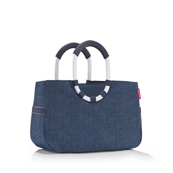 Un allié du quotidien loin d’être un simple sac ! Le loopshopper M est un shopper stylé dont la poignée originale ne laisse personne indifférent. La pochette intérieure très pratique et amovible permet de garder tous les objets essentiels (cosmétiques, téléphone portable, clés, etc.) à portée de main. Voilà un modèle tendance qui mérite une place de choix dans votre collection et deviendra rapidement votre accessoire favori.