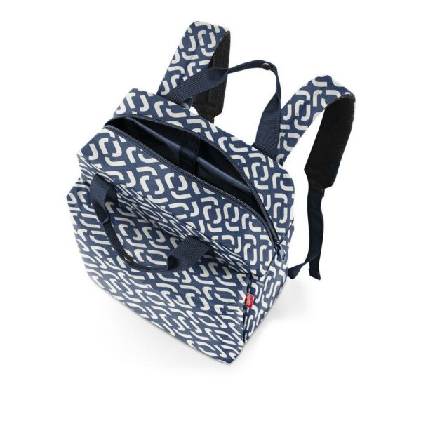 Deux en un. Sac à dos ou cabas ? Plus besoin de choisir ! Le allday backpack M est polyvalent. Sa forme, son style et sa taille en font le compagnon idéal au quotidien. Et il est parfait pour aller au bureau, à l’université ou à l’école puisqu’il dispose d’un compartiment rembourré pour l’ordinateur portable.