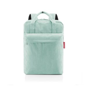 Deux en un. Sac à dos ou cabas ? Plus besoin de choisir ! Le allday backpack M est polyvalent. Sa forme, son style et sa taille en font le compagnon idéal au quotidien. Et il est parfait pour aller au bureau, à l’université ou à l’école puisqu’il dispose d’un compartiment rembourré pour l’ordinateur portable.