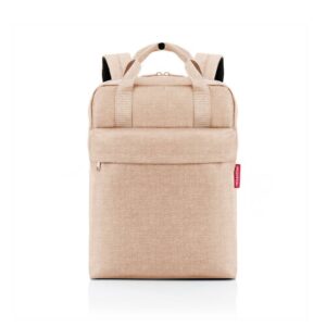 Deux en un. Sac à dos ou cabas ? Plus besoin de choisir ! Le allday backpack M est polyvalent. Sa forme, son style et sa taille en font le compagnon idéal au quotidien. Et il est parfait pour aller au bureau, à l’université ou à l’école puisqu’il dispose d’un compartiment rembourré pour l’ordinateur portable.