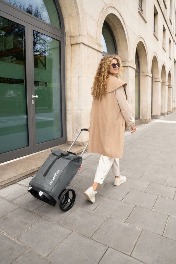 Il a tout prévu !Faire des courses ? C’est parti ! Ce cabas à roulettes astucieux s’en charge. Le citycruiser rack associé au sac équipé de grandes roues silencieuses a de nombreux atouts. Il est à la fois spacieux, robuste et peut même se replier. La poignée télescopique aux multiples réglages apporte un confort supplémentaire indéniable, car elle permet un ajustement parfait à la hauteur souhaitée. Le logo réfléchissant quant à lui garantit une meilleure visibilité dans l’obscurité. Impressionnant !