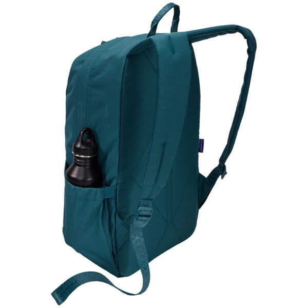 Conçu dans une matière recyclée respectueuse de l'environnement, ce sac à dos certifié bluesign® est parfait comme sac de cours. Poche rembourrée rehaussée pour ordinateur portable jusqu'au PC 14" ou MacBook® 16" pour le lycéee ou le collège a Nouméa