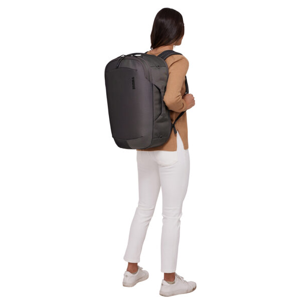 Bagage de cabine convertible 40 L Thule Subterra 2 est un élément indispensable de vos voyages. Combinant un design élégant à des fonctionnalités adaptables, il dispose notamment d'un attaché-case pour ordinateur amovible et d'un panneau séparateur rabattable.