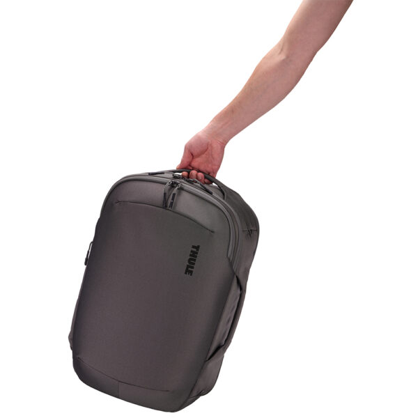 Bagage de cabine convertible 40 L Thule Subterra 2 est un élément indispensable de vos voyages. Combinant un design élégant à des fonctionnalités adaptables, il dispose notamment d'un attaché-case pour ordinateur amovible et d'un panneau séparateur rabattable.