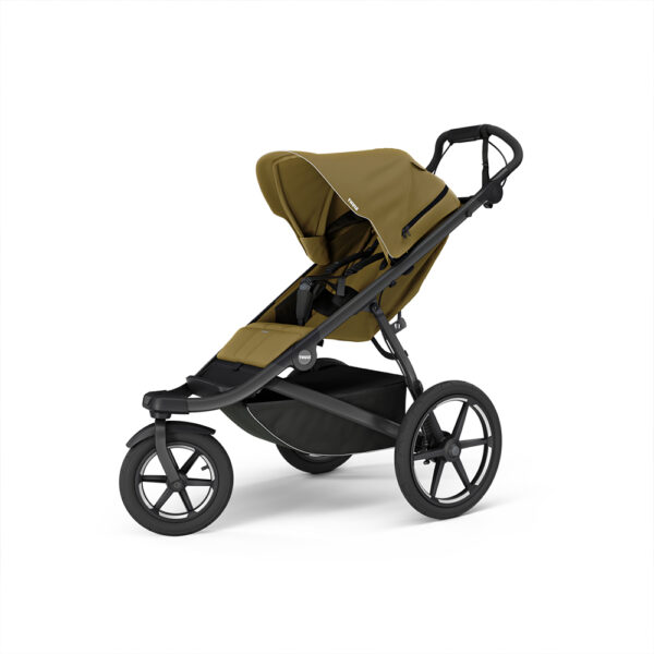 Thule Urban Glide 3 est notre célèbre poussette tout-terrain ultimate grande taille, parfaite pour les nouveau-nés et les jeunes enfants. Revisitée pour inclure encore plus de fonctionnalités de confort, le repose-jambes intégré, le siège en position assise confortable avec inclinaison réglable et l'auvent à couverture complète avec aération rendent chaque promenade confortable, partout et toute la journée.