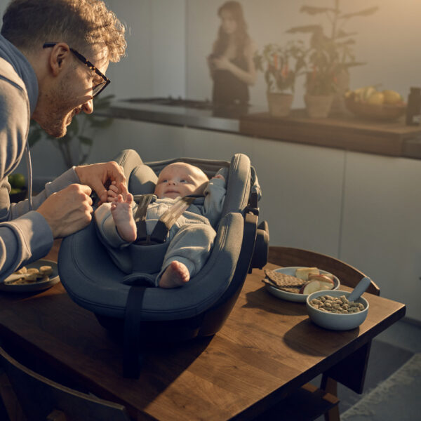 Conçu pour la sécurité, le siège auto bébé Thule Maple est équipé de notre célèbre Thule Impact Protection System, offrant une protection avancée et un confort douillet à votre bébé. L’installation sans effort depuis n’importe quel angle et sa rotation à 180 degrés assurent une commodité optimale. De plus, le siège auto bébé Thule Maple propose un mode ergonomique allongé, favorisant le bon développement de la colonne vertébrale des nouveau-nés, garantissant leur confort et leur bien-être dès le premier jour. VOTRE SIEGE AUTO à NOUMEA en Nouvelle calédonie