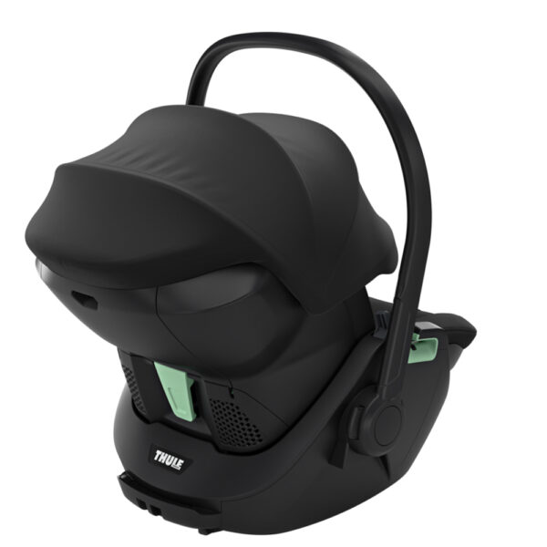 Conçu pour la sécurité, le siège auto bébé Thule Maple est équipé de notre célèbre Thule Impact Protection System, offrant une protection avancée et un confort douillet à votre bébé. L’installation sans effort depuis n’importe quel angle et sa rotation à 180 degrés assurent une commodité optimale. De plus, le siège auto bébé Thule Maple propose un mode ergonomique allongé, favorisant le bon développement de la colonne vertébrale des nouveau-nés, garantissant leur confort et leur bien-être dès le premier jour.