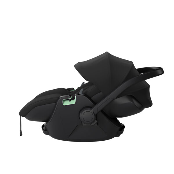 Conçu pour la sécurité, le siège auto bébé Thule Maple est équipé de notre célèbre Thule Impact Protection System, offrant une protection avancée et un confort douillet à votre bébé. L’installation sans effort depuis n’importe quel angle et sa rotation à 180 degrés assurent une commodité optimale. De plus, le siège auto bébé Thule Maple propose un mode ergonomique allongé, favorisant le bon développement de la colonne vertébrale des nouveau-nés, garantissant leur confort et leur bien-être dès le premier jour.