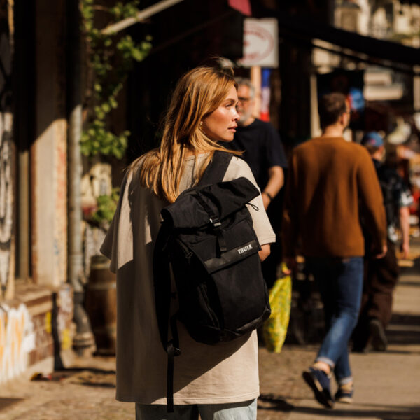 LE CARTABLE pour les ecoles et le lycee a Noumea : Ce sac à dos Thule Paramount 24L a un look moderne et élégant, et possède les fonctionnalités et le confort dont vous avez besoin pour circuler aisément en ville.