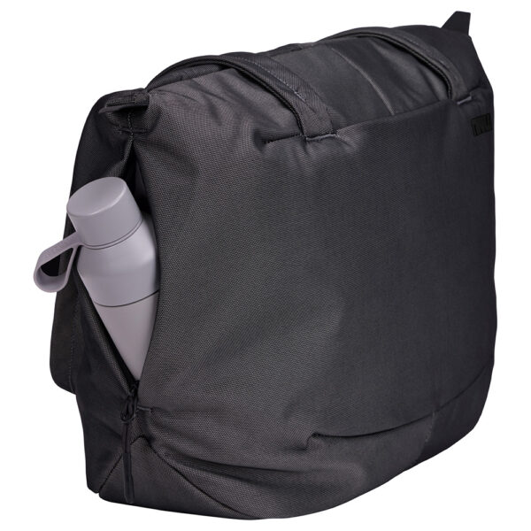 Le sac fourre-tout Thule Subterra 2 se distingue par son élégance, sa modernité et son organisation bien pensée qui vous permet d'emporter une bouteille d'eau, un ordinateur portable, une tablette et bien plus encore.