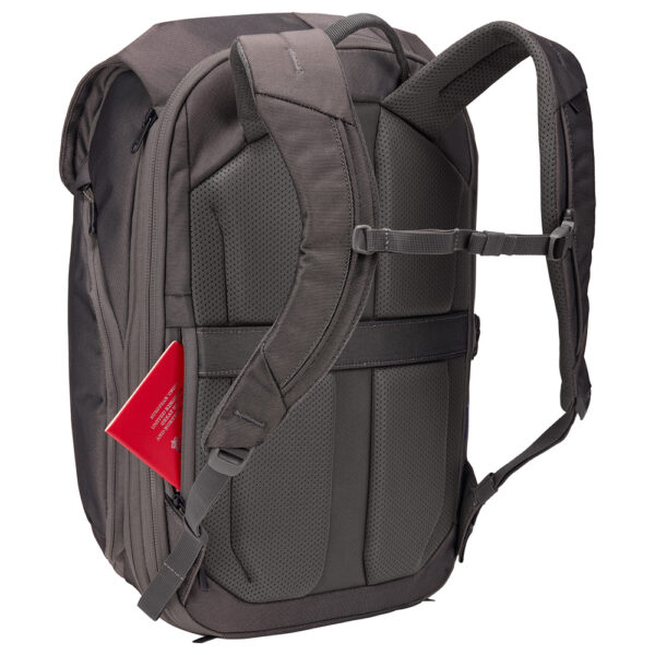 Le sac de voyage Thule Subterra 2 26 L est indispensable pour vos voyages, alliant un design moderne et élégant à des fonctionnalités adaptables comme la pochette de transport amovible et le volume extensible.