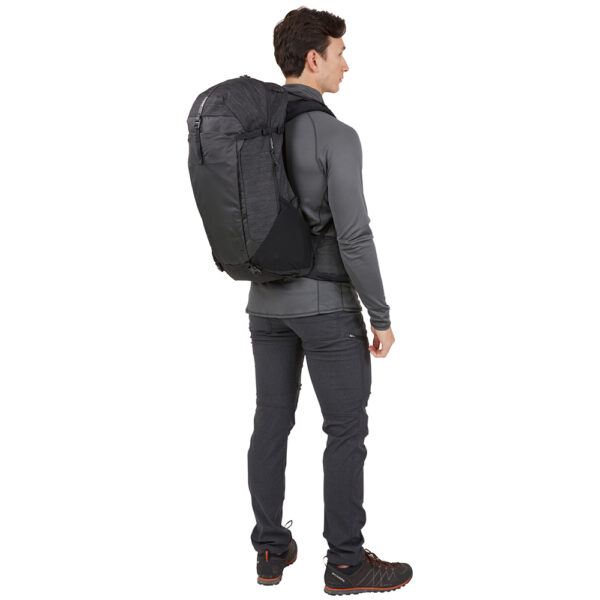 Un sac technique bien ventilé, conçu pour la randonnée ou l'escalade, idéal pour une excursion d'une nuit ou de plusieurs jours avec peu d'affaires.