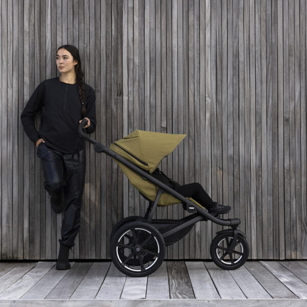 Thule Urban Glide 3 est notre célèbre poussette tout-terrain ultimate grande taille, parfaite pour les nouveau-nés et les jeunes enfants. Revisitée pour inclure encore plus de fonctionnalités de confort, le repose-jambes intégré, le siège en position assise confortable avec inclinaison réglable et l'auvent à couverture complète avec aération rendent chaque promenade confortable, partout et toute la journée.