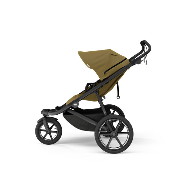 Thule Urban Glide 3 est notre célèbre poussette tout-terrain ultimate grande taille, parfaite pour les nouveau-nés et les jeunes enfants. Revisitée pour inclure encore plus de fonctionnalités de confort, le repose-jambes intégré, le siège en position assise confortable avec inclinaison réglable et l'auvent à couverture complète avec aération rendent chaque promenade confortable, partout et toute la journée.