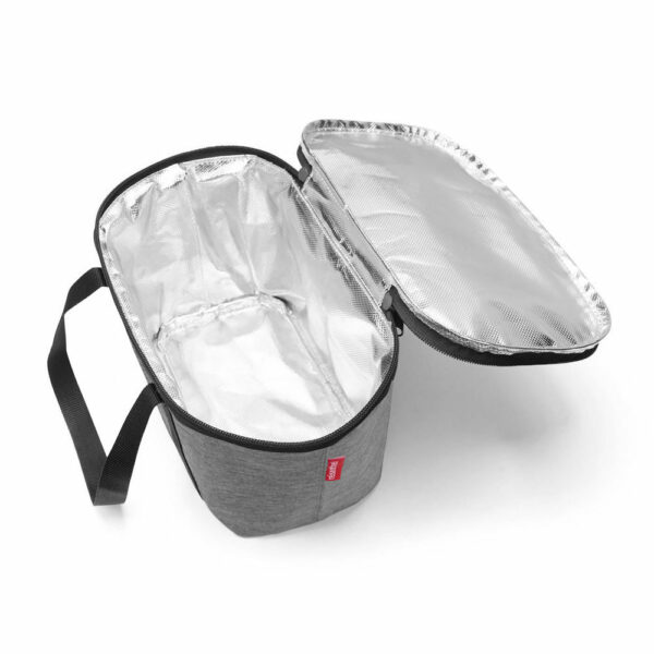 Fresh on the go! Le coolerbag XS de reisenthel est le compagnon fraîcheur malin de toutes vos sorties. Ce petit sac isotherme protège vos boissons et collations de la chaleur et préserve ainsi toute leur saveur. Pour plus de stabilité, vous pouvez glisser facilement le coolerbag XS dans le carrybag XS.