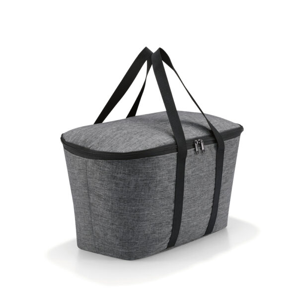 En solo ou associé au carrybag, au shopping basket ou à d’autres paniers à provisions signés reisenthel, le coolerbag est un sac isotherme fiable grâce à son isolant épais. Avec lui, en balade ou en pique-nique, vos repas restent bien au frais !