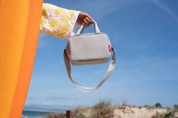 À la recherche de fraîcheur : le sac isotherme stylé à porter à l’épaule. Sortie à la plage ou pique-nique dans le parc : idéal pour se rafraîchir en cours de route. Maintient au frais plus longtemps grâce à l’épaisse couche isolante. Servis bien frais : conservez vos boissons et aliments au frais pendant plusieurs heures. Doublure isotherme en feuille d’aluminium haut de gamme : Pour garantir une fraîcheur optimale. Se nettoie facilement à l’aide d’un chiffon humide Hermétique et doté d’une fermeture zippée: Garantit une bonne étanchéité et une ouverture et une fermeture faciles 2 poignées de transport: Pour le porter confortablement à la main Bandoulière réglable non amovible: Ajustable individuellement Grand compartiment principal avec poche de rangement intérieure en filet: Pour les aliments et les boissons et pour ranger couverts et serviettes à part