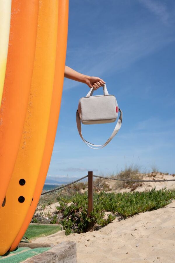 À la recherche de fraîcheur : le sac isotherme stylé à porter à l’épaule. Sortie à la plage ou pique-nique dans le parc : idéal pour se rafraîchir en cours de route. Maintient au frais plus longtemps grâce à l’épaisse couche isolante. Servis bien frais : conservez vos boissons et aliments au frais pendant plusieurs heures. Doublure isotherme en feuille d’aluminium haut de gamme : Pour garantir une fraîcheur optimale. Se nettoie facilement à l’aide d’un chiffon humide Hermétique et doté d’une fermeture zippée: Garantit une bonne étanchéité et une ouverture et une fermeture faciles 2 poignées de transport: Pour le porter confortablement à la main Bandoulière réglable non amovible: Ajustable individuellement Grand compartiment principal avec poche de rangement intérieure en filet: Pour les aliments et les boissons et pour ranger couverts et serviettes à part; Marché de Nouméa ou pique nique James Cook Nouméa... Au choix pour le bureau