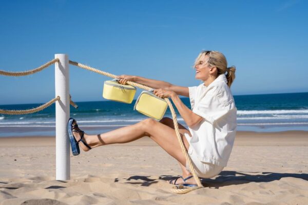 À la recherche de fraîcheur : le sac isotherme stylé à porter à l’épaule. Sortie à la plage ou pique-nique dans le parc : idéal pour se rafraîchir en cours de route. Maintient au frais plus longtemps grâce à l’épaisse couche isolante. Servis bien frais : conservez vos boissons et aliments au frais pendant plusieurs heures. Doublure isotherme en feuille d’aluminium haut de gamme : Pour garantir une fraîcheur optimale. Se nettoie facilement à l’aide d’un chiffon humide Hermétique et doté d’une fermeture zippée: Garantit une bonne étanchéité et une ouverture et une fermeture faciles 2 poignées de transport: Pour le porter confortablement à la main Bandoulière réglable non amovible: Ajustable individuellement Grand compartiment principal avec poche de rangement intérieure en filet: Pour les aliments et les boissons et pour ranger couverts et serviettes à part; Marché de Nouméa ou pique nique James Cook Nouméa... Au choix pour le bureau