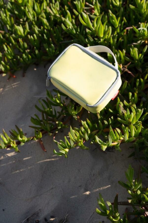 À la recherche de fraîcheur : le sac isotherme stylé à porter à l’épaule. Sortie à la plage ou pique-nique dans le parc : idéal pour se rafraîchir en cours de route. Maintient au frais plus longtemps grâce à l’épaisse couche isolante. Servis bien frais : conservez vos boissons et aliments au frais pendant plusieurs heures. Doublure isotherme en feuille d’aluminium haut de gamme : Pour garantir une fraîcheur optimale. Se nettoie facilement à l’aide d’un chiffon humide Hermétique et doté d’une fermeture zippée: Garantit une bonne étanchéité et une ouverture et une fermeture faciles 2 poignées de transport: Pour le porter confortablement à la main Bandoulière réglable non amovible: Ajustable individuellement Grand compartiment principal avec poche de rangement intérieure en filet: Pour les aliments et les boissons et pour ranger couverts et serviettes à part; Marché de Nouméa ou pique nique James Cook Nouméa... Au choix pour le bureau